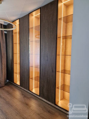 Vitrine living la comandă din MDF riflat furniruit cu miez negru, Bacău