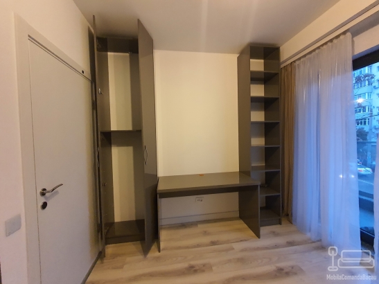 Mobilier din MDF lucios cu pat rabatabil si canapea