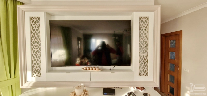 Mobilier living la comandă – lemn masiv, plăci traforate cu sticlă, Bacău