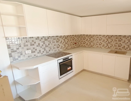 Mobilier bucătărie din MDF vopsit cu blat termorezistent – 5,3 m, montaj în Bacău
