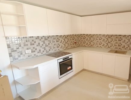 Mobilier bucătărie din MDF vopsit cu blat termorezistent – 5,3 m, montaj în Bacău
