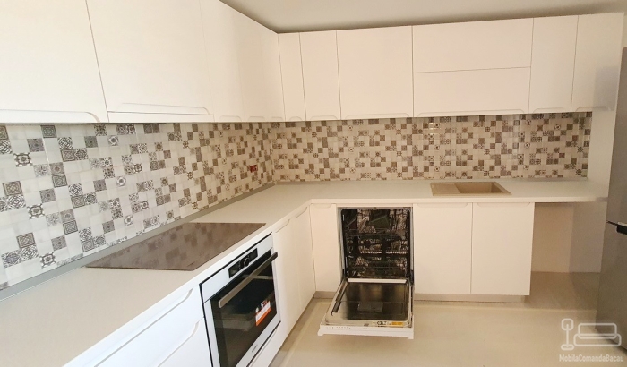 Mobilier bucătărie din MDF vopsit cu blat termorezistent – 5,3 m, montaj în Bacău