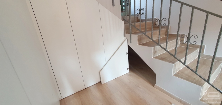 Mobilier hol sub scară în județul Bacău | MDF vopsit | Feronerie Blum