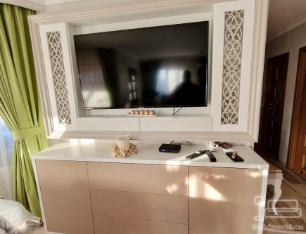 Mobilier living la comandă – lemn masiv, plăci traforate cu sticlă, Bacău
