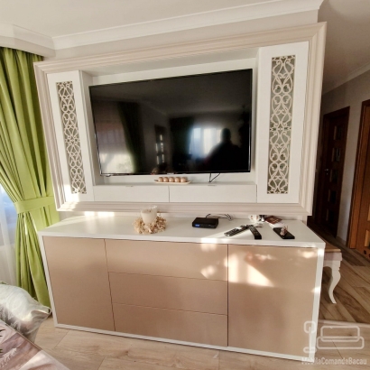 Mobilier living la comandă – lemn masiv, plăci traforate cu sticlă, Bacău