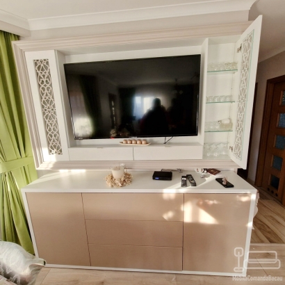 Mobilier living la comandă – lemn masiv, plăci traforate cu sticlă, Bacău
