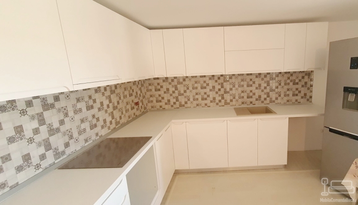 Mobilier bucătărie din MDF vopsit cu blat termorezistent – 5,3 m, montaj în Bacău