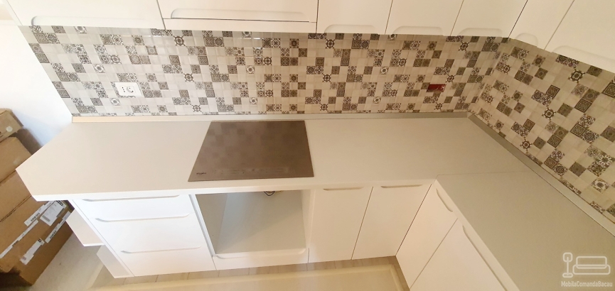Mobilier bucătărie din MDF vopsit cu blat termorezistent – 5,3 m, montaj în Bacău
