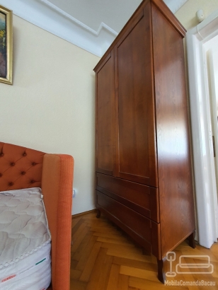 Mobilier dormitor la comandă – pat/canapea tapițată și dulap din lemn, București