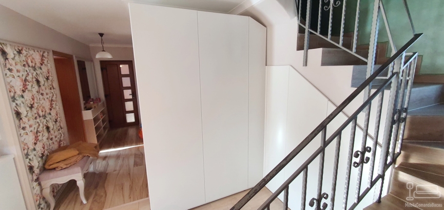 Mobilier hol sub scară în județul Bacău | MDF vopsit | Feronerie Blum