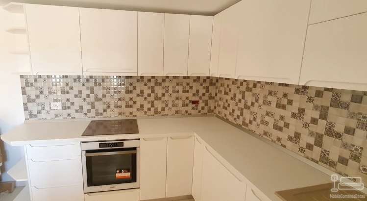 Mobilier bucătărie din MDF vopsit cu blat termorezistent – 5,3 m, montaj în Bacău