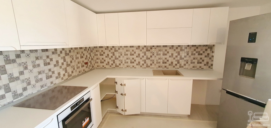 Mobilier bucătărie din MDF vopsit cu blat termorezistent – 5,3 m, montaj în Bacău