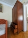 Mobilier dormitor la comandă – pat/canapea tapițată și dulap din lemn, București