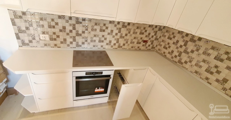 Mobilier bucătărie din MDF vopsit cu blat termorezistent – 5,3 m, montaj în Bacău