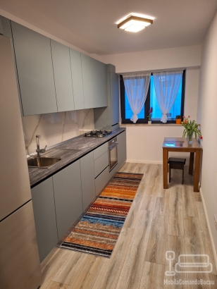Mobilier bucătărie din MDF cu profil Gola, blat termorezistent și feronerie Blum – Bacău