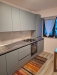 Mobilier bucătărie din MDF cu profil Gola, blat termorezistent și feronerie Blum – Bacău