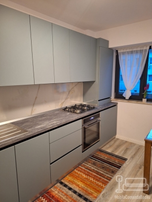 Mobilier bucătărie din MDF cu profil Gola, blat termorezistent și feronerie Blum – Bacău