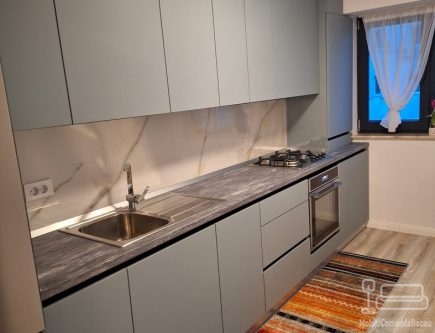 Mobilier bucătărie din MDF cu profil Gola, blat termorezistent și feronerie Blum – Bacău