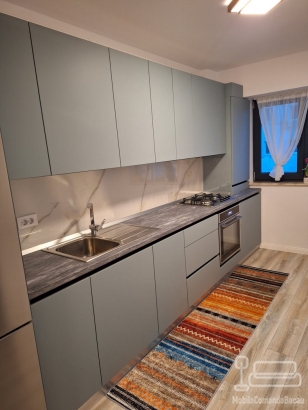 Mobilier bucătărie din MDF cu profil Gola, blat termorezistent și feronerie Blum – Bacău