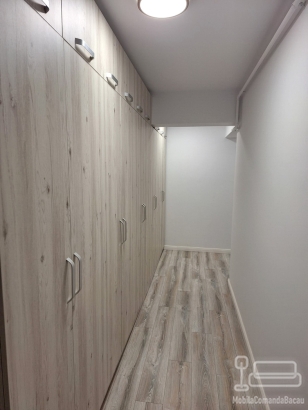 Mobilier hol la comandă din PAL, cu bancă și cuier – feronerie Blum, Bacău