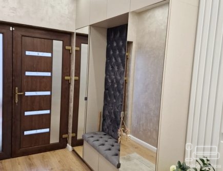 Mobilier hol din MDF vopsit cu riflaje – proiect la comandă în Bacău