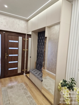 Mobilier hol din MDF vopsit cu riflaje – proiect la comandă în Bacău