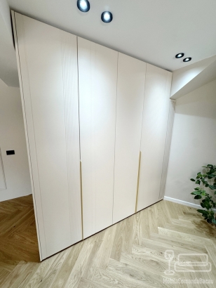 Mobilier hol din MDF vopsit, realizat pe comandă în județul Bacău