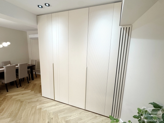Mobilier hol din MDF vopsit, realizat pe comandă în județul Bacău