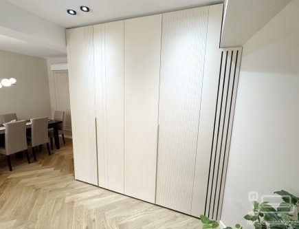 Mobilier hol din MDF vopsit, realizat pe comandă în județul Bacău