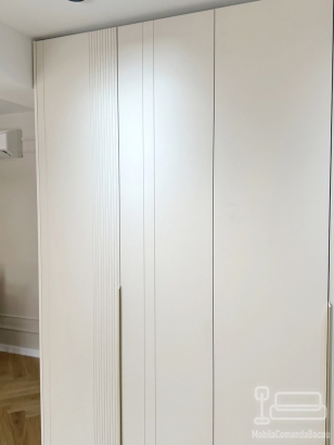 Mobilier hol din MDF vopsit, realizat pe comandă în județul Bacău