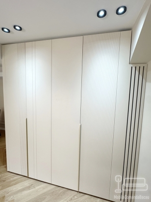 Mobilier hol din MDF vopsit, realizat pe comandă în județul Bacău