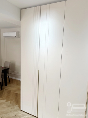 Mobilier hol din MDF vopsit, realizat pe comandă în județul Bacău