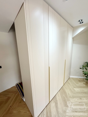 Mobilier hol din MDF vopsit, realizat pe comandă în județul Bacău