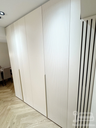 Mobilier hol din MDF vopsit, realizat pe comandă în județul Bacău
