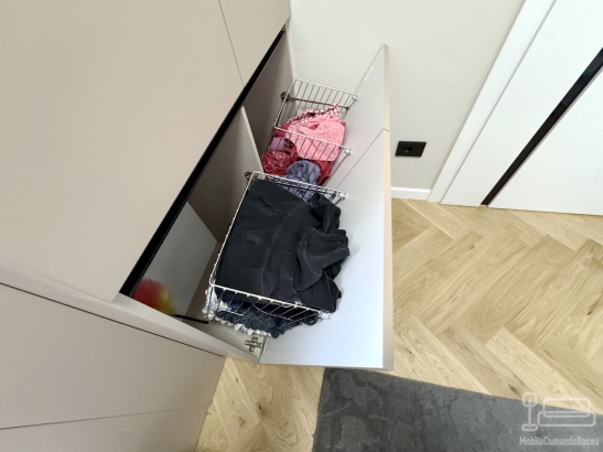 Mobilier baie din MDF vopsit, realizat pe comandă în județul Bacău