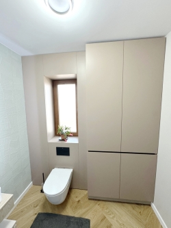 Mobilier baie din MDF vopsit, realizat pe comandă în județul Bacău