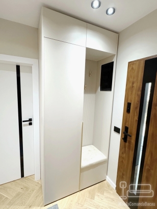 Mobilier hol din MDF vopsit, realizat pe comandă în județul Bacău