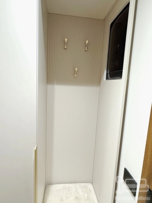 Mobilier hol din MDF vopsit, realizat pe comandă în județul Bacău