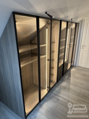 Dressing în mansardă din PAL melaminat, cu ramă de aluminiu neagră și LED