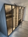 Dressing în mansardă din PAL melaminat, cu ramă de aluminiu neagră și LED