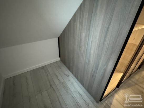 Dressing în mansardă din PAL melaminat, cu ramă de aluminiu neagră și LED