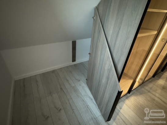 Dressing în mansardă din PAL melaminat, cu ramă de aluminiu neagră și LED