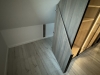Dressing în mansardă din PAL melaminat, cu ramă de aluminiu neagră și LED