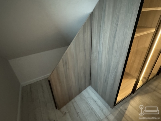 Dressing în mansardă din PAL melaminat, cu ramă de aluminiu neagră și LED