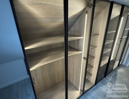 Dressing în mansardă din PAL melaminat, cu ramă de aluminiu neagră și LED