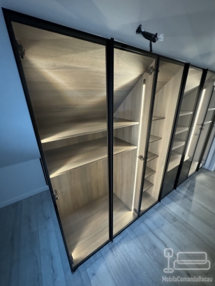 Dressing în mansardă din PAL melaminat, cu ramă de aluminiu neagră și LED