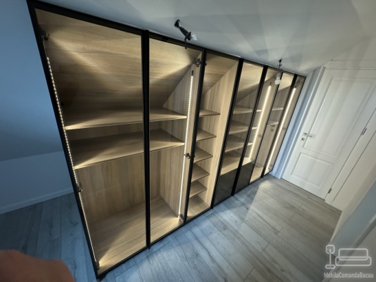 Dressing în mansardă din PAL melaminat, cu ramă de aluminiu neagră și LED