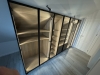 Dressing în mansardă din PAL melaminat, cu ramă de aluminiu neagră și LED