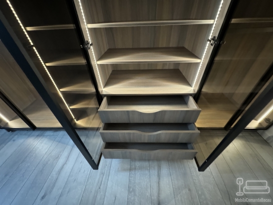 Dressing în mansardă din PAL melaminat, cu ramă de aluminiu neagră și LED