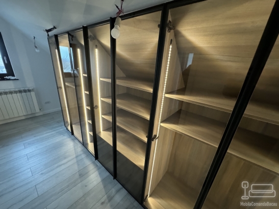 Dressing în mansardă din PAL melaminat, cu ramă de aluminiu neagră și LED